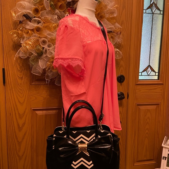 Betsy Johnson black and white bow bag with floral interior - Picture 3 of 10